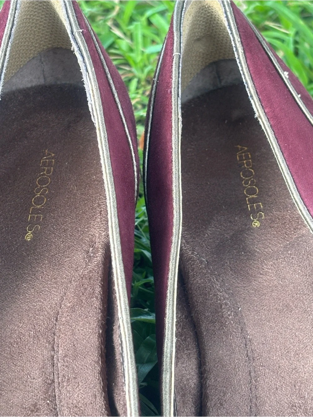 AEROSOLES Women's Burgundy Suede Low Heels with Contrast Trim Size 8.5